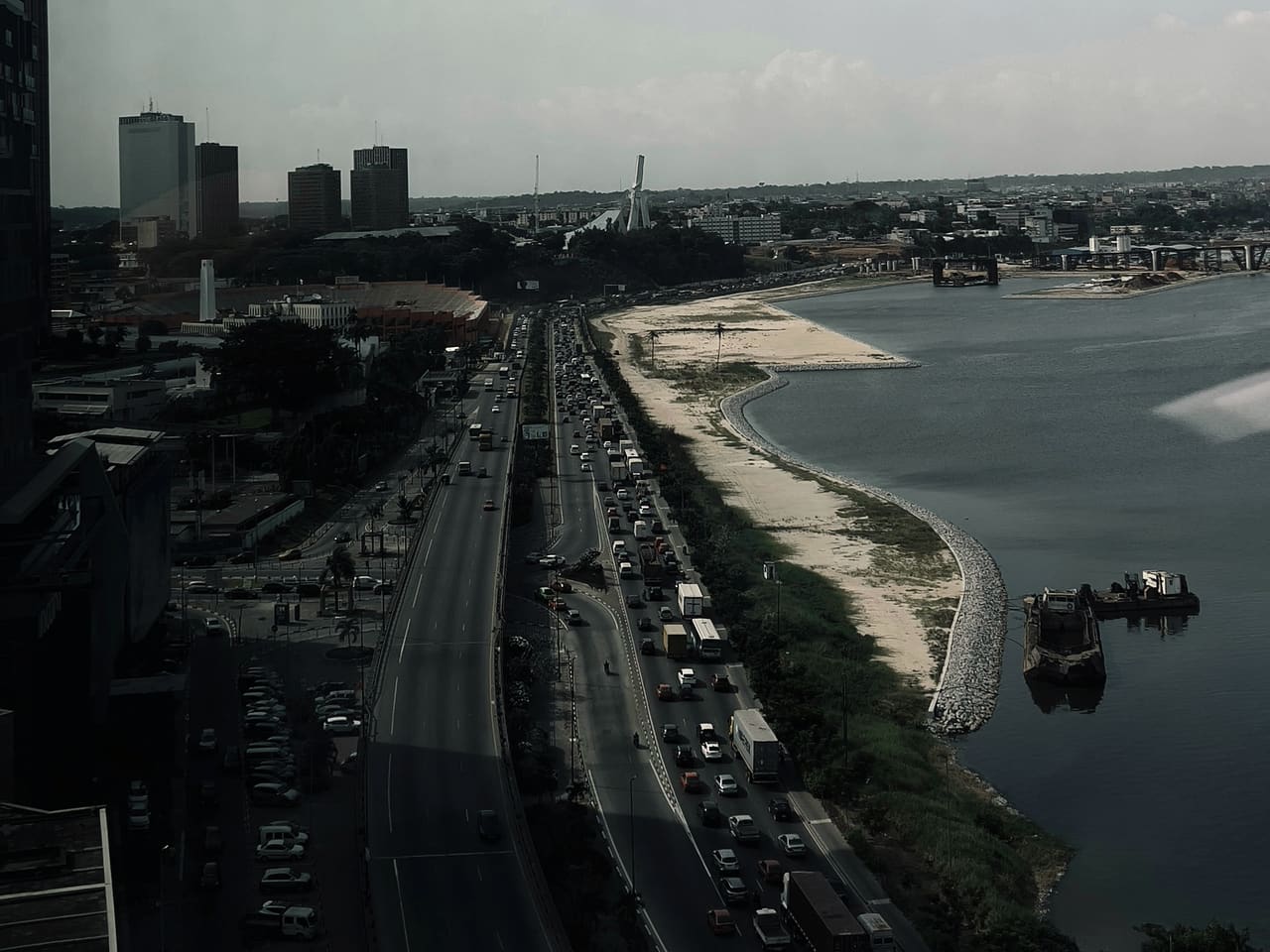 Le quartier d'affaires du Plateau à Abidjan, en Côte d'Ivoire, vu depuis la lagune Ébrié.